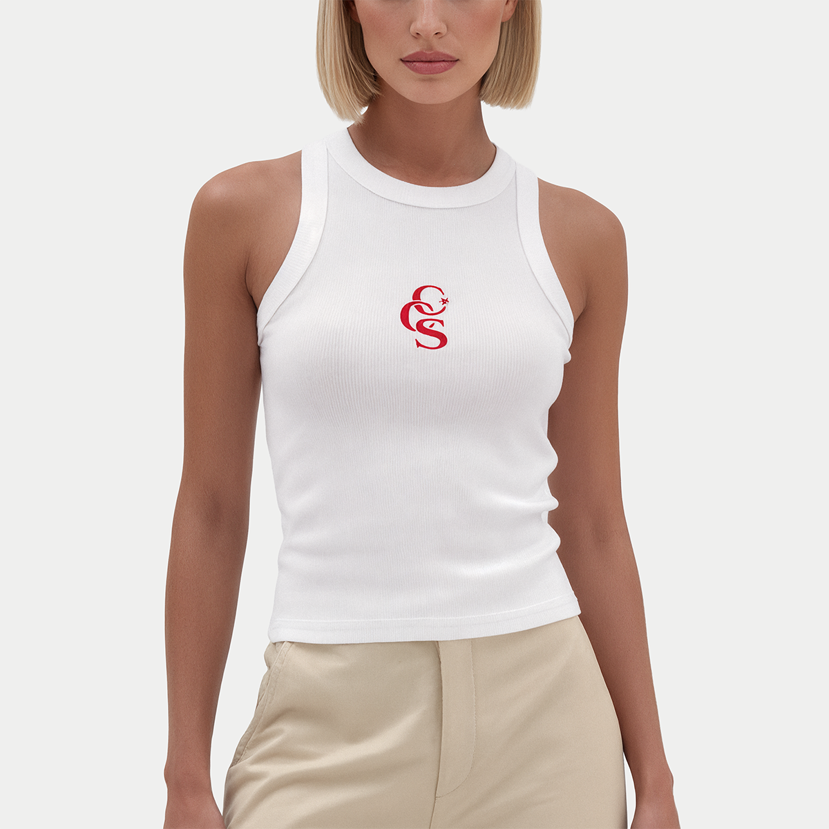 Modelo llevando la camiseta de tirantes blanca «CCS» de Caracas Merch